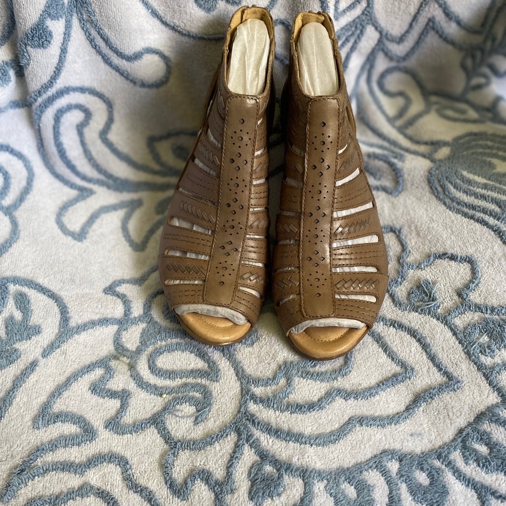 *New* Earth Brand Vela Soft Leather Woman's Peep Toe Bootie/Sandal Taupe